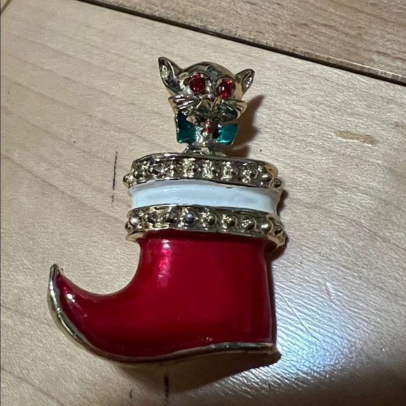 Vintage Festive Red Boot Cat Brooch with Rhinestones - Picture 9 of 9